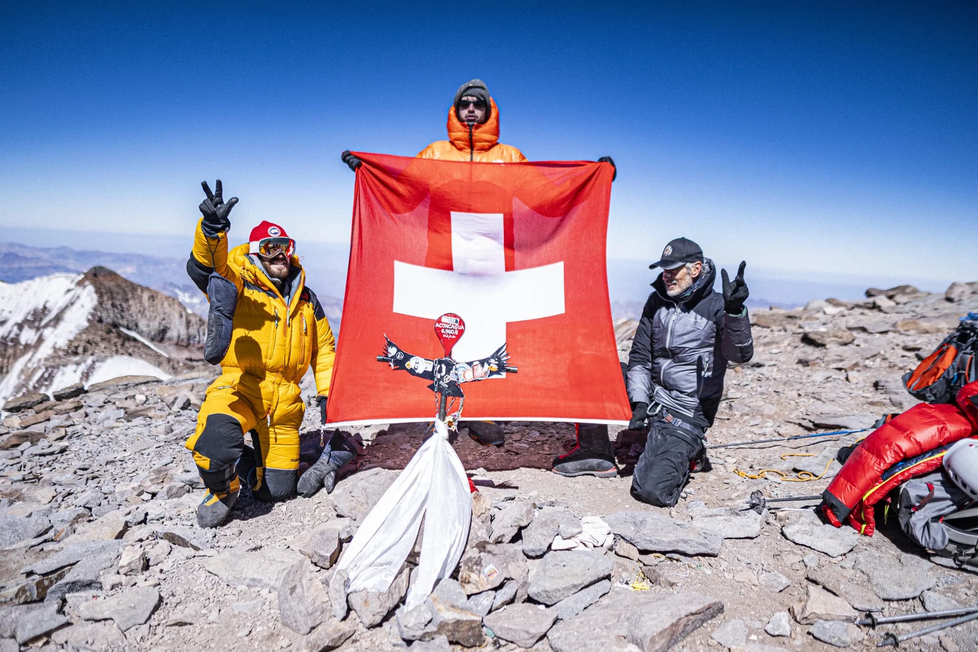 Au sommet de l’Aconcagua, 6960 m, le drapeau suisse déployé par l’équipe.