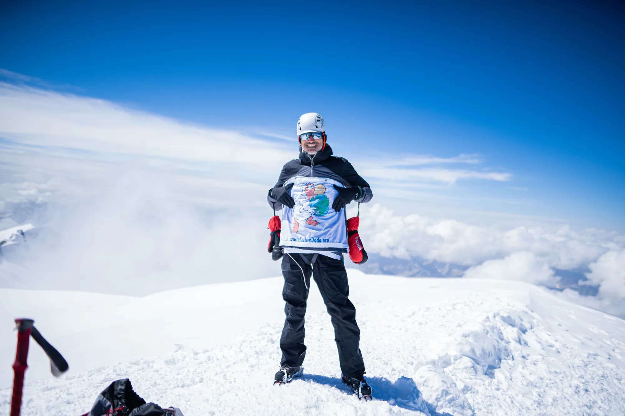 Au sommet du Mont-Blanc, la bannière CyberDodo déployée au-dessus des nuages.