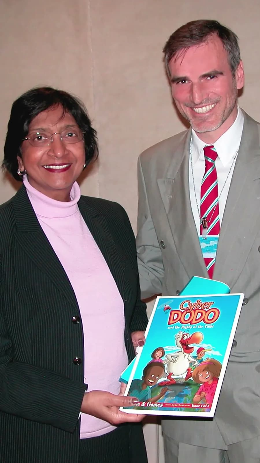 Navi Pillay et Manuel M. Martin tenant une bande dessinée CyberDodo sur les droits de l’enfant.