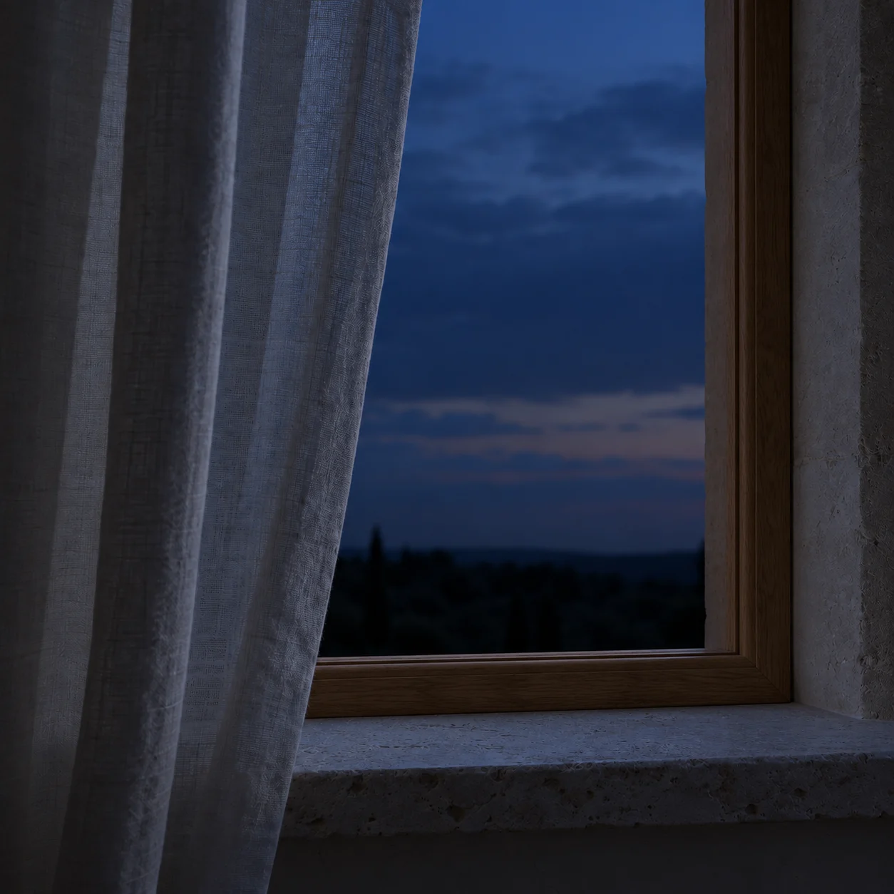 Une fenêtre au crépuscule, un voilage de lin et le ciel bleu nuit au-dessus des collines